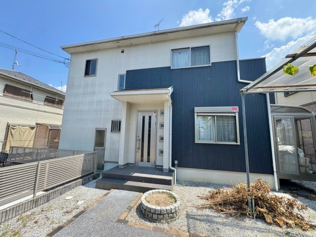 栗東市安養寺　中古戸建ての外観|白×ネイビーの外壁が印象的。すっきりとした端正な外観です。