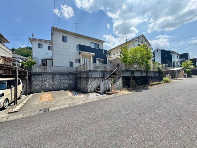栗東市安養寺　中古戸建ての前面道路含む現地写真|落ち着いた住宅街に立地。前面道路の幅員や周辺の雰囲気も、現地でご確認いただけます。