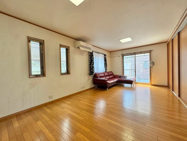栗東市安養寺　中古戸建ての居間・リビング|複数の窓から光を取り込む18.5帖LDK。家具配置を考えやすい、ゆとりある空間です。