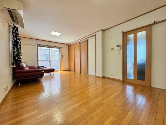 栗東市安養寺　中古戸建ての居間・リビング|大容量の壁面収納を備えたLDK。生活用品を隠して、広い空間を保ちやすい間取りです。