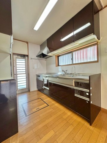 栗東市安養寺　中古戸建てのキッチン|収納力のあるシステムキッチン。横長の窓から手元に自然光が入り、明るく作業できます。