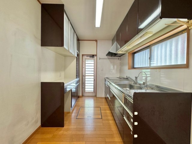 栗東市安養寺　中古戸建てのキッチン|カップボード付きのキッチン。食器や調理家電をまとめやすく、作業動線もすっきり。