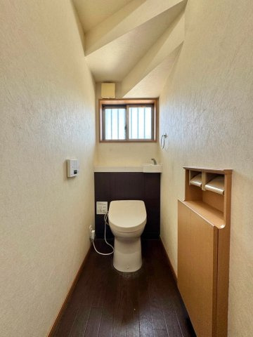 栗東市安養寺　中古戸建てのトイレ|独立手洗いと収納を備えたトイレ。窓があり、自然換気もしやすい空間です。