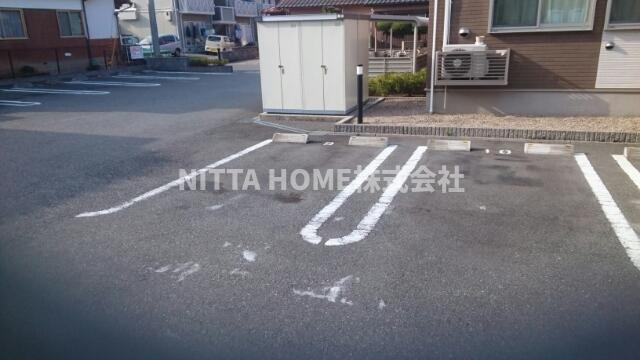 ソレイユ高屋Ｂの駐車場|敷地内に駐車場も完備♪