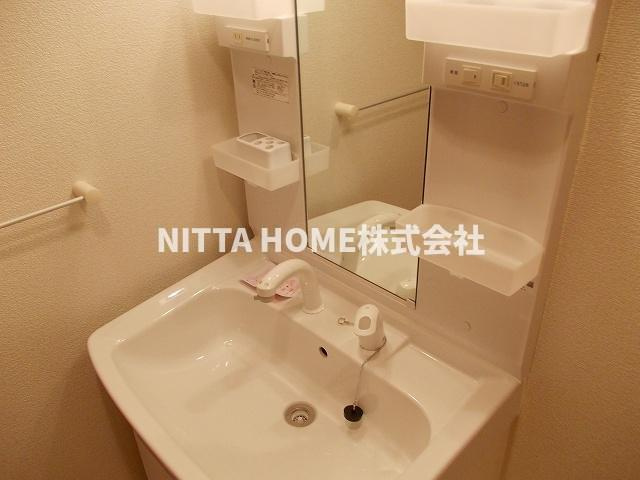 ソレイユ高屋Ｂの洗面所|シャワー付きの洗面化粧台もありますよ◆