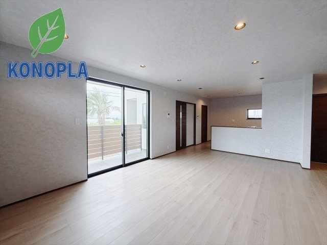 【中古戸建】伊勢崎市堀下町の居間・リビング|■リビング｜陽当たり良好のリビングダイニング♪賃貸では叶わなかった、お友達とのホームパーティや大音量で映画やテレビを楽しむことができます(*^^*