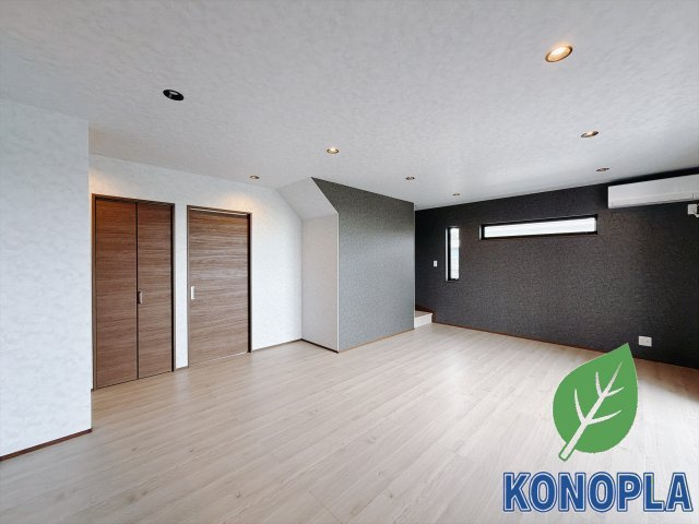 【中古戸建】伊勢崎市堀下町の居間・リビング|■リビング｜落ち着きのある表情を見せるリビングダイニング。太陽の光がたっぷり差し込むリビングは、自然とご家族が集まる居心地の良い空間です。