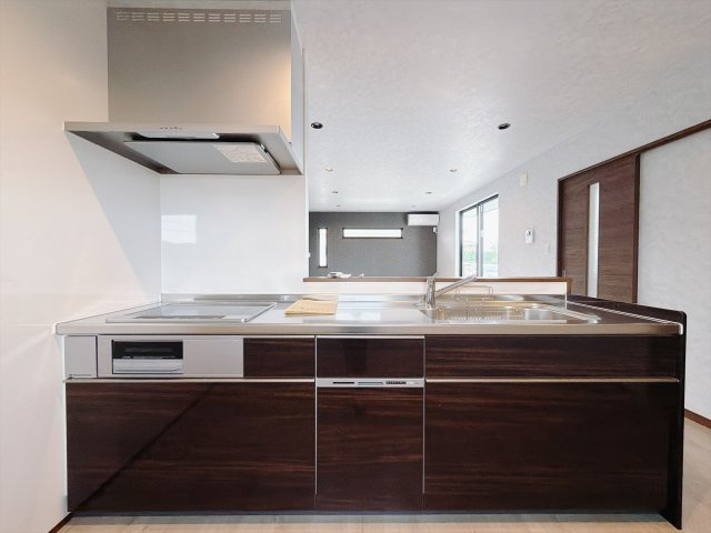 【中古戸建】伊勢崎市堀下町のキッチン|■キッチン｜作業がはかどる広々カウンタースペース。会話がはずむ「オープンキッチン」なので家族とのコミュニケーションも活発になります。