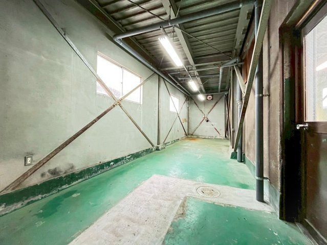 宇治市槇島町大町　工場の内装|【1F】室内からも外部からも出入り可能な物置スペース