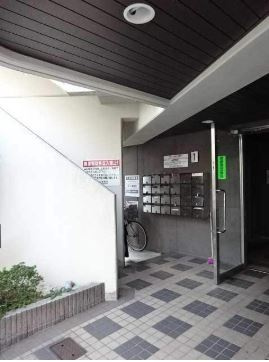 東上町林ビルのエントランス