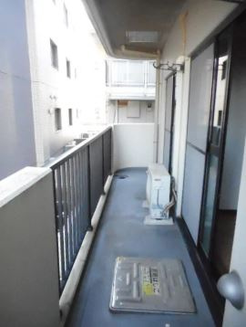 東上町林ビルのバルコニー