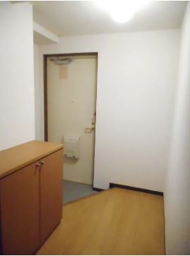 東上町林ビルの玄関