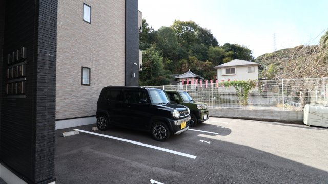 プレジール妙法寺の駐車場