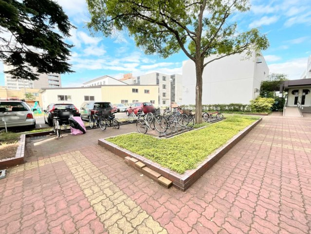 【駐輪場】 整理された駐輪場を備え、自転車を日常使いされる方にも便利な住環境。