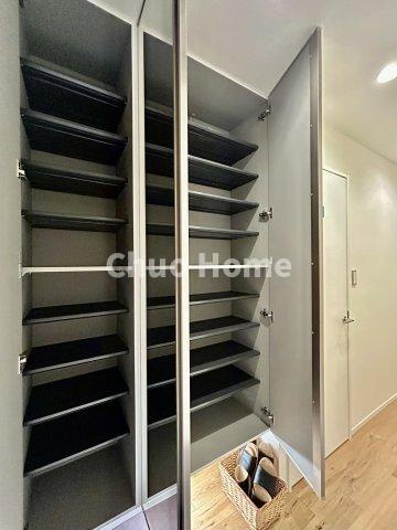 東建金町マンションの玄関|【玄関】玄関には大型のシューズクローゼットを設置しておりますのでいつでもスッキリりとした空間を保てます。玄関周りを清潔に使うのはとても大事なことですよね。