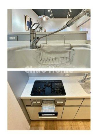 東建金町マンションのキッチン|【キッチン水栓】キッチン水栓はシャワーヘッドが伸びますのでシンクの隅々まで届きます。【三ツ口コンロ】奥様に好評な三ツ口コンロと魚焼きグリルです。