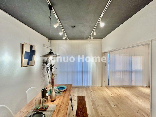 東建金町マンションの居間・リビング|【リビングダイニング】一日の中で多くの時間を過すことになるリビングダイニングだからこそ、いつも穏やかな空間であることが必然。爽やかな通風と採光を存分に感じる事が出来る空間です。