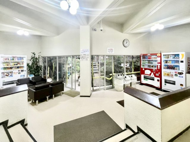東建金町マンションのロビー|【ロビー】来客時の打ち合わせやマンション内のコミュニティ場所としてぜひ利用ください。