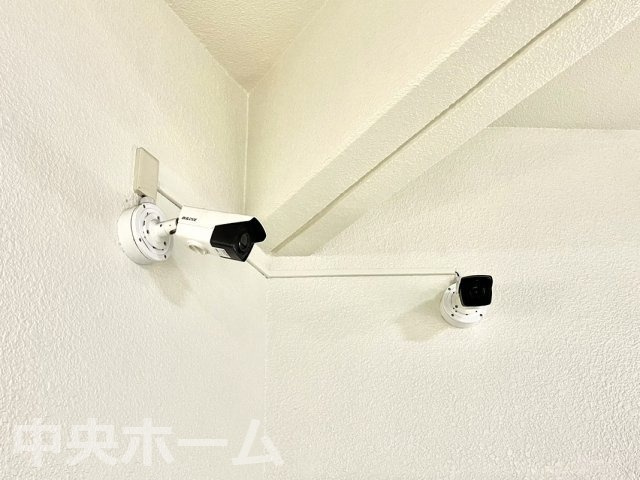 東建金町マンションの防犯設備|【防犯カメラ】何かあった時の大事な証拠になることももちろんなりますが、防犯というくらいですので大事なのは防犯カメラがあることによって抑止力につながることですよね。