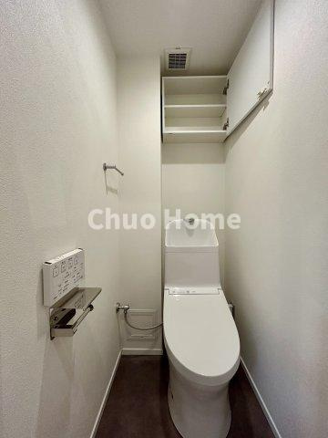 東建金町マンションのトイレ|【トイレ】 収納スペースをしっかりと確保した温水洗浄便座機能付きトイレ。温水洗浄便座は清潔にお使いいただくための大切なアイテムです。