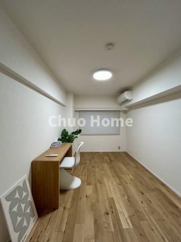東建金町マンションの洋室|【洋室】快適に過ごす条件は、一人ひとり違います。だからこそ飾り過ぎないシンプルな内装と偏り過ぎないデザインで統一しております。居住していく中でオーナー様だけの【マイホーム】に創り上げて下さい