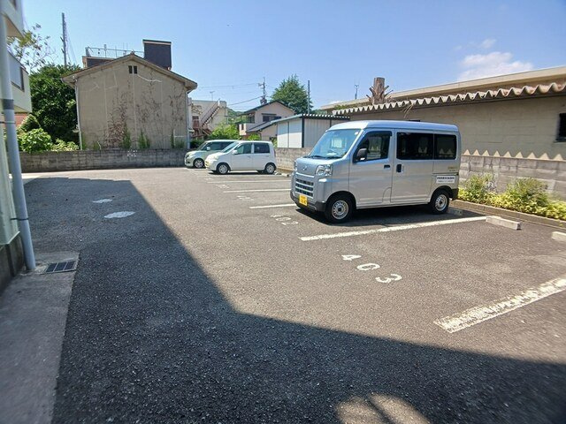 パインコートの駐車場