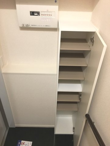 クレイノリバーの玄関|シューズボックス備え付け