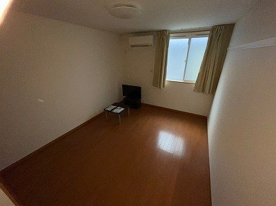 【居間・リビング】 | レオパレスアースリー生田 | 2階は絨毯仕様