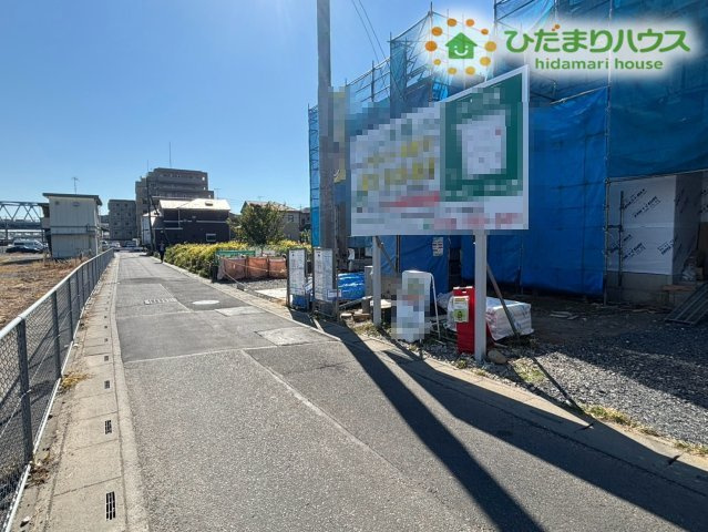 熊谷市新堀　第15期　新築一戸建て　ワイウッドコート　02の前面道路含む現地写真