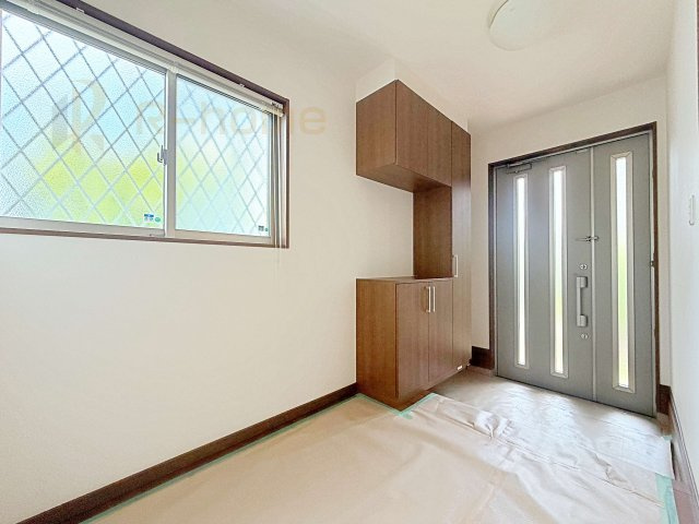 常総市内守谷町きぬの里3丁目　中古戸建ての玄関|気持ちよくご家族やゲストを送迎できる穏やかな雰囲気の玄関♪大きな下駄箱で玄関廻りスッキリ♪