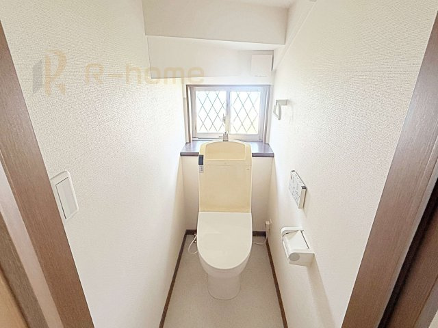 常総市内守谷町きぬの里3丁目　中古戸建てのトイレ|温水洗浄便座付きのトイレ。
トイレが２ヵ所設置で朝の忙しい時間でも安心です。