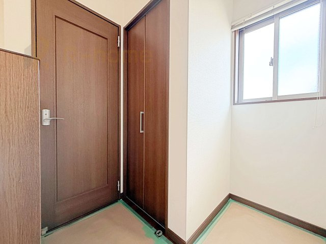 常総市内守谷町きぬの里3丁目　中古戸建ての収納|掃除機などの収納に便利なホール収納付き！