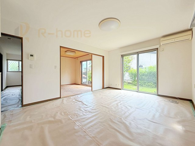 常総市内守谷町きぬの里3丁目　中古戸建ての居間・リビング|広くて明るいＬＤＫ♪ ゆったりくつろげるリビングスペースで、ご家族皆様の笑顔が溢れます。