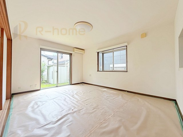 常総市内守谷町きぬの里3丁目　中古戸建ての居間・リビング|広々とした余裕のあるリビングです♪窓から自然光が差し込む明るい空間！
