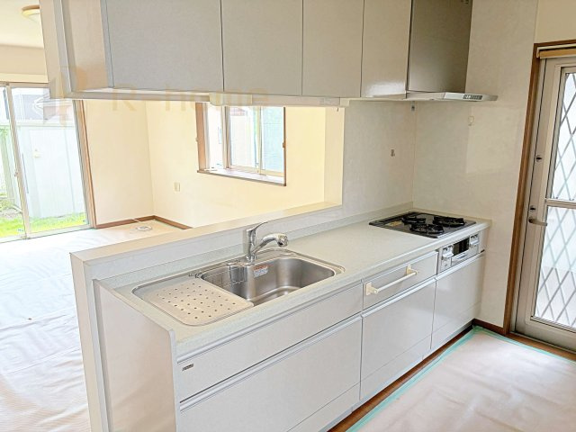 常総市内守谷町きぬの里3丁目　中古戸建てのキッチン|対面式のシステムキッチン！3口コンロでお料理もはかどります♪