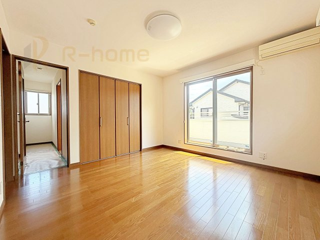 常総市内守谷町きぬの里3丁目　中古戸建ての洋室|収納便利なウォークインクローゼット付きの洋室♪
明るく風通しの良いお部屋です♪