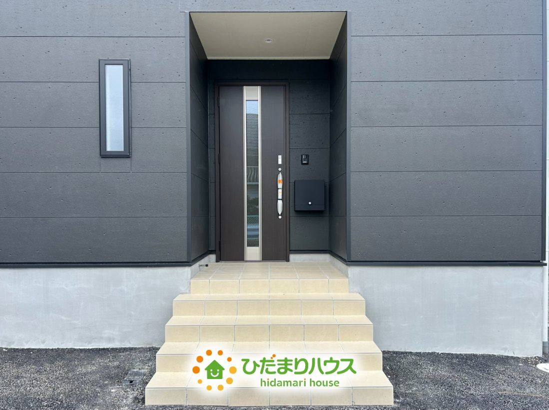 久喜市栗橋東第17　新築一戸建て　クレイドルガーデンの玄関|奥行きのある玄関ポーチなので、雨に濡れずに室内に入れます♪