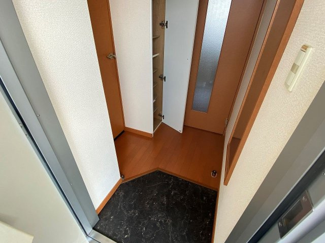 レオパレスバルミィウインドの玄関