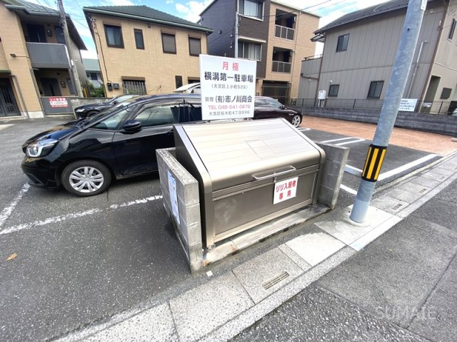 リリ参番館の駐車場