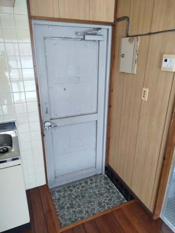 島アパートの玄関