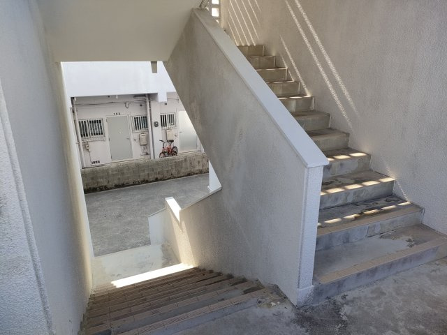 島アパートのロビー