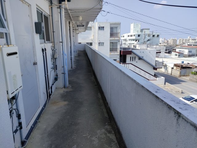 島アパートのエントランス