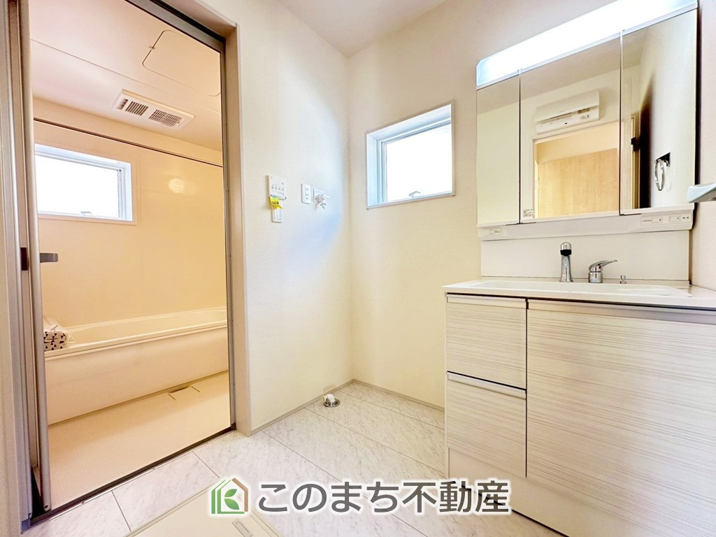 LiveleGarden.S大田原市野崎の洗面所|同社施工物件の写真です。※建具やフローリング、その他仕様が違う場合がございます。シャンプードレッサーで朝の身支度♪伸びるホースでお掃除も簡単清潔です！