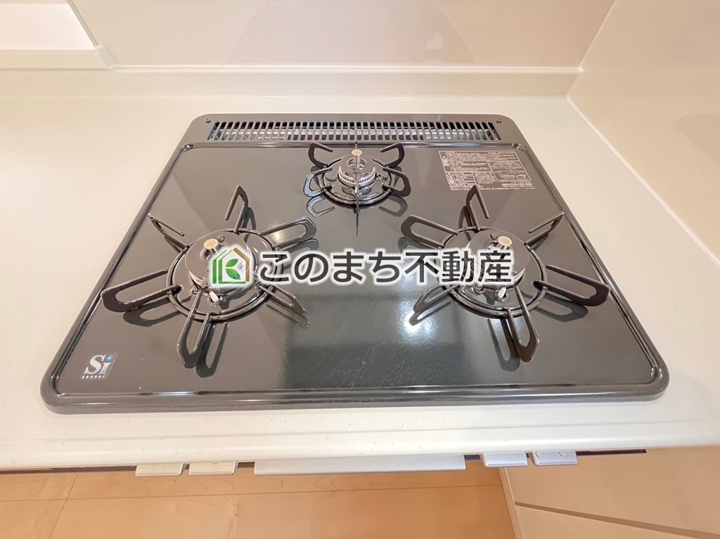 LiveleGarden.S大田原市野崎のキッチン|三ツ口コンロ採用で、同時調理もスムーズ◎！お料理を並べられるカウンター付きで、配膳・片付けをサポート！リビングで過ごすご家族とコミュニケーションを楽しみながら作業可能です♪