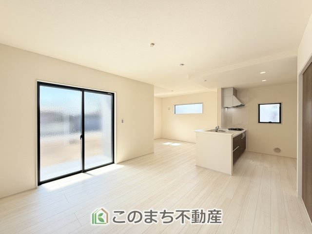 LiveleGarden.S大田原市野崎の居間・リビング|開放感のある広々としたリビング☆家族みんなでゆったりくつろげます♪
南側から暖かな日差しが差し込みます♪キッチンからリビングの様子がよく見渡せます☆