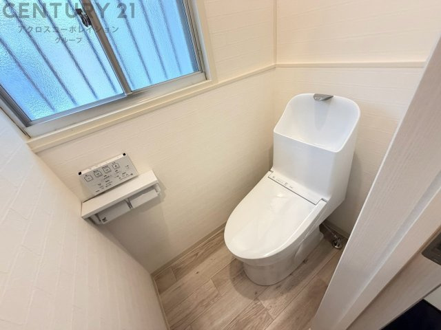 温水洗浄便座付トイレは温水洗浄機能により、暖かい水でおしりを洗浄することができ、冷たい水を使う従来の便座に比べ、温水洗浄機能で暖かいトイレを提供し、快適な使用を可能にします。