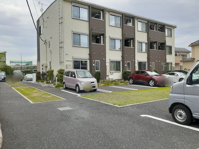 トゥウィンクル　アーク　壱番館の駐車場