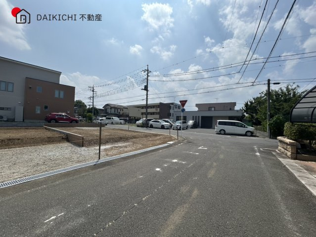 【前面道路含む現地写真】 | 坂戸市芦山町1期　ブルーミングガーデン　新築戸建　全3棟　1号棟