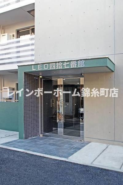 レオ四拾七番館のエントランス