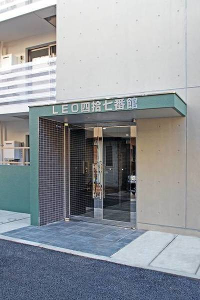 レオ四拾七番館のエントランス